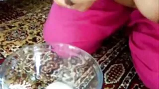 লোমশ কিটির সাথে তরুণ ...