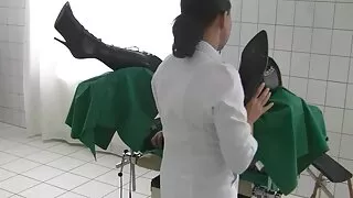 বড় স্তনযুক্ত স্বর্ণ ...